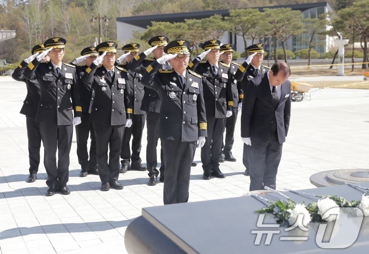 고영국 광주시 소방안전본부장이 15일 국립 5·18민주묘지를 참배하고 있다.(광주시 제공. 재판매 및 DB 금지) 2025.4.15/뉴스1 