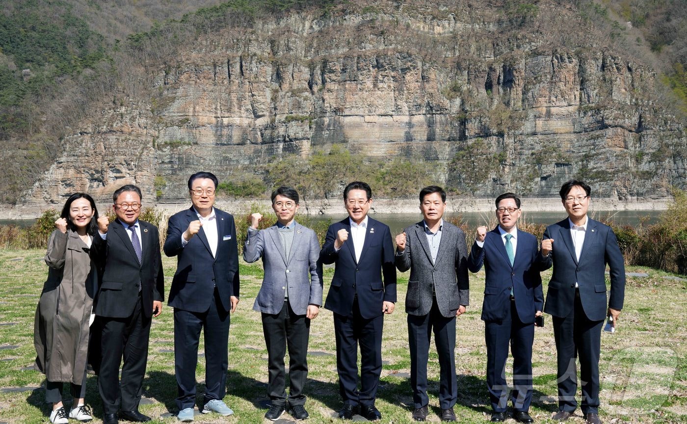 화순 적벽 상수원보호구역 개발을 위한 상수원관리규칙 개정과 관련하여 김완섭 환경부 장관이 15일 화순 적벽 일원을 방문한 가운데 김영록 전라남도지사가 참석자들과 기념촬영을 하고 있다.(전남도 제공. 재판매 및 DB금지) 2025.4.15/뉴스1 자