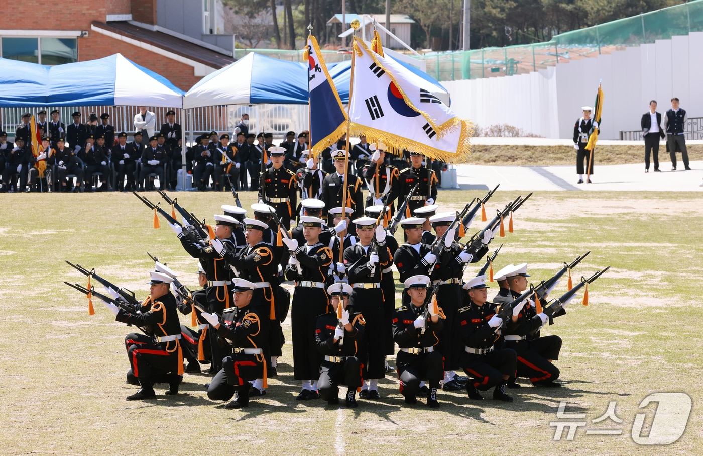 고창군 강호항공고등학교가 2025년 군(軍) 특성화고등학교 중앙권역학교로 선정됐다. 이를 기념하기 위해 15일 강호항공고 교정에서 호남권 군 특성화고교 6개 학교 통합발대식을 개최했다. 해군 의장대 공연(고창군 제공. 재판매 및 DB금지)