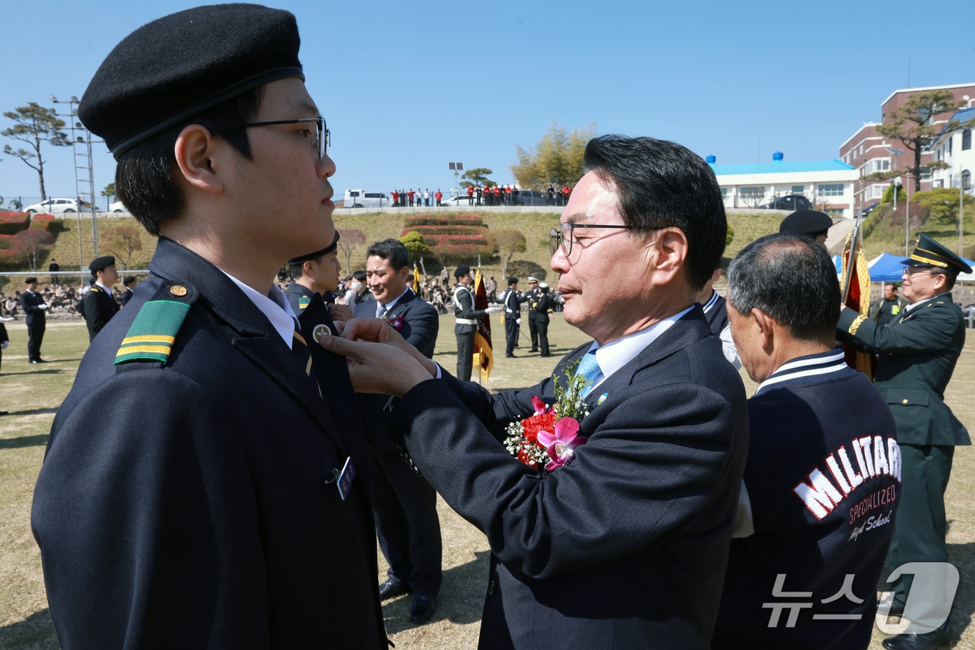 심덕섭 고창군수가 학생에게 휘장을 부착해 주고 있다.(고창군 제공. 재판매 및 DB금지)