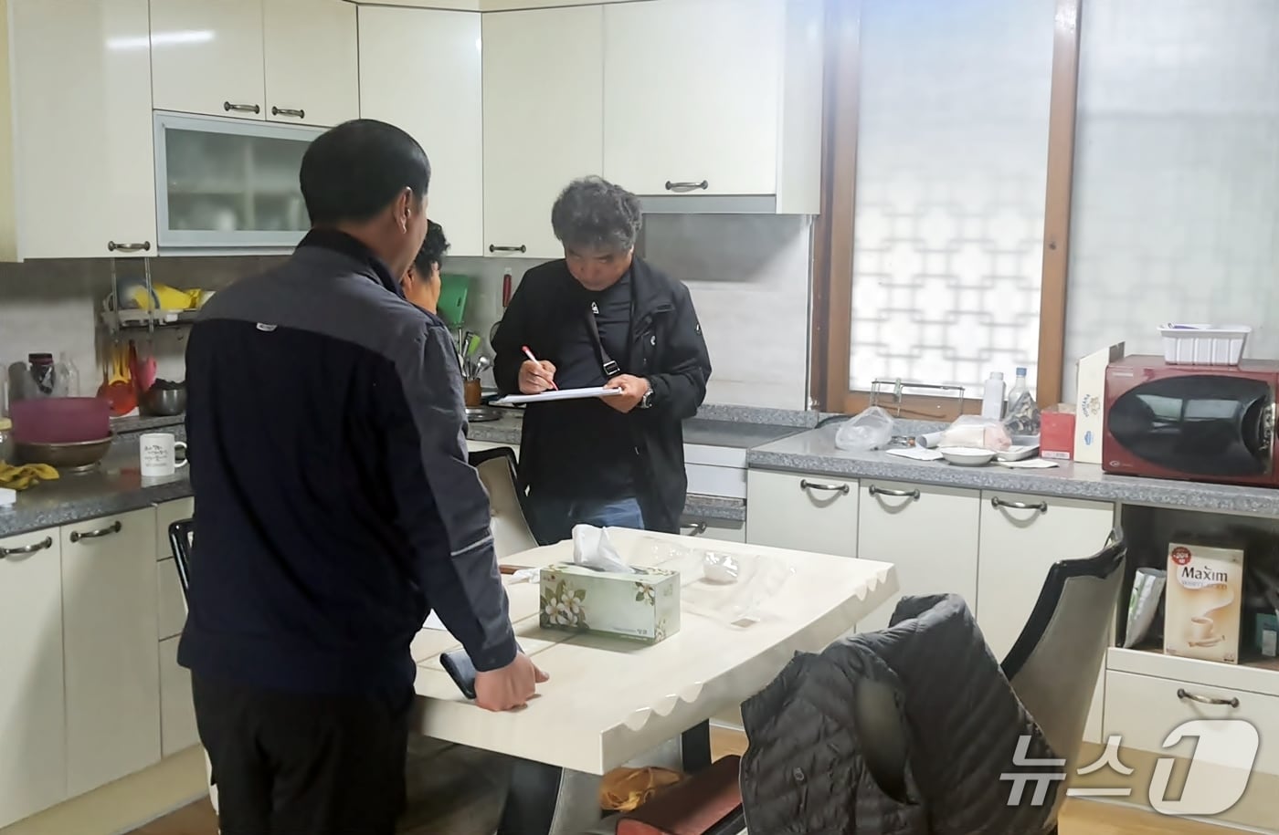 정읍시가 국가를 위해 헌신한 국가유공자 삶의 질 향상을 위해 노후주택 수리를 지원하는 ‘주거환경개선사업’을 추진한다. 정읍시 관계자가 주택수리를 위해 상담하고 있다.(정읍시 제공. 재판매 및 DB금지)