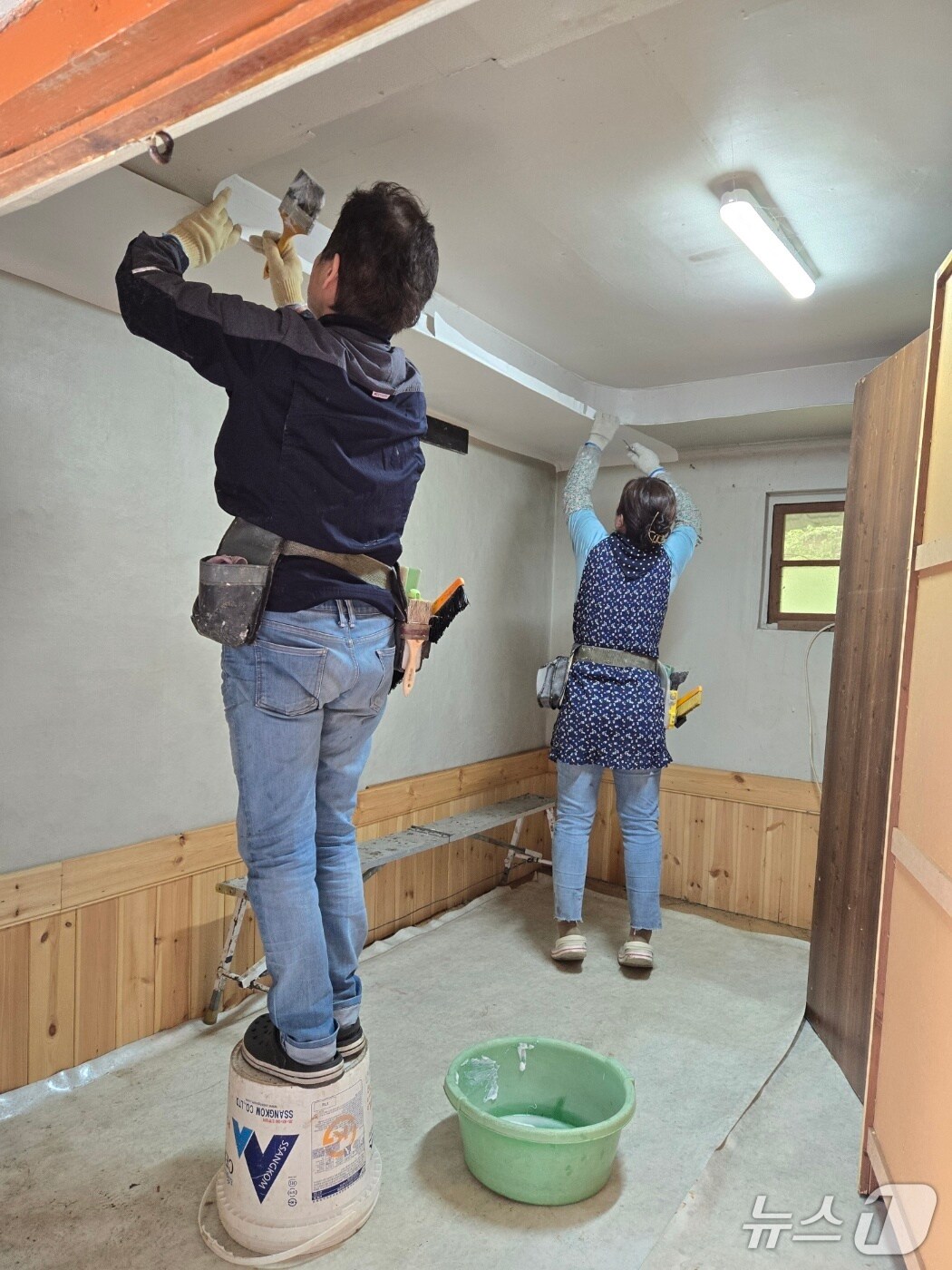  정읍시가 소성면 금동마을 산불 피해 주민을 위해 민관 협력으로 도배와 장판 무상 시공을 지원하며 따뜻한 도움의 손길을 전했다. 자활기업 정읍주거복지센터 도배장판 무상수리 지원&#40;정읍시 제공. 재판매 및 DB금지&#41;