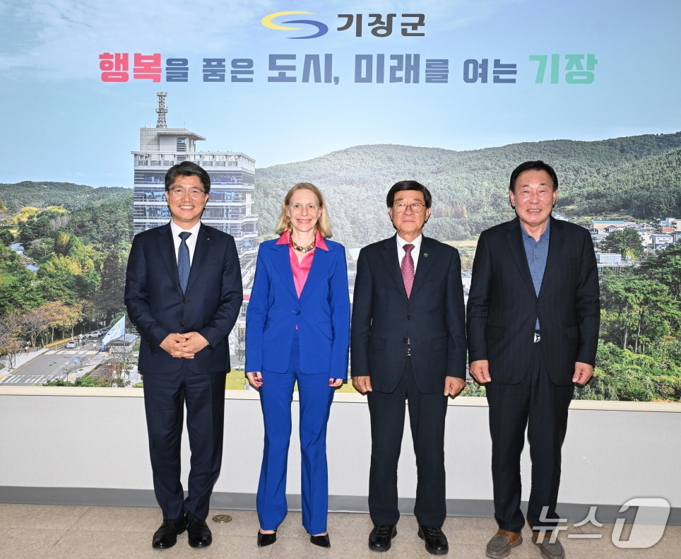 기장군과 다쏘시스템 관계자들이 감담회 뒤 기념사진을 찍고 있다. 왼쪽부터 다쏘시스템코리아 정운성 대표이사, 다쏘시스템 플로랑스 베르제랑 수석부사장,정종복 기장군수, 박홍복 기장군의회 의장.(기장군청 제공. 재판매 및 DB 금지)