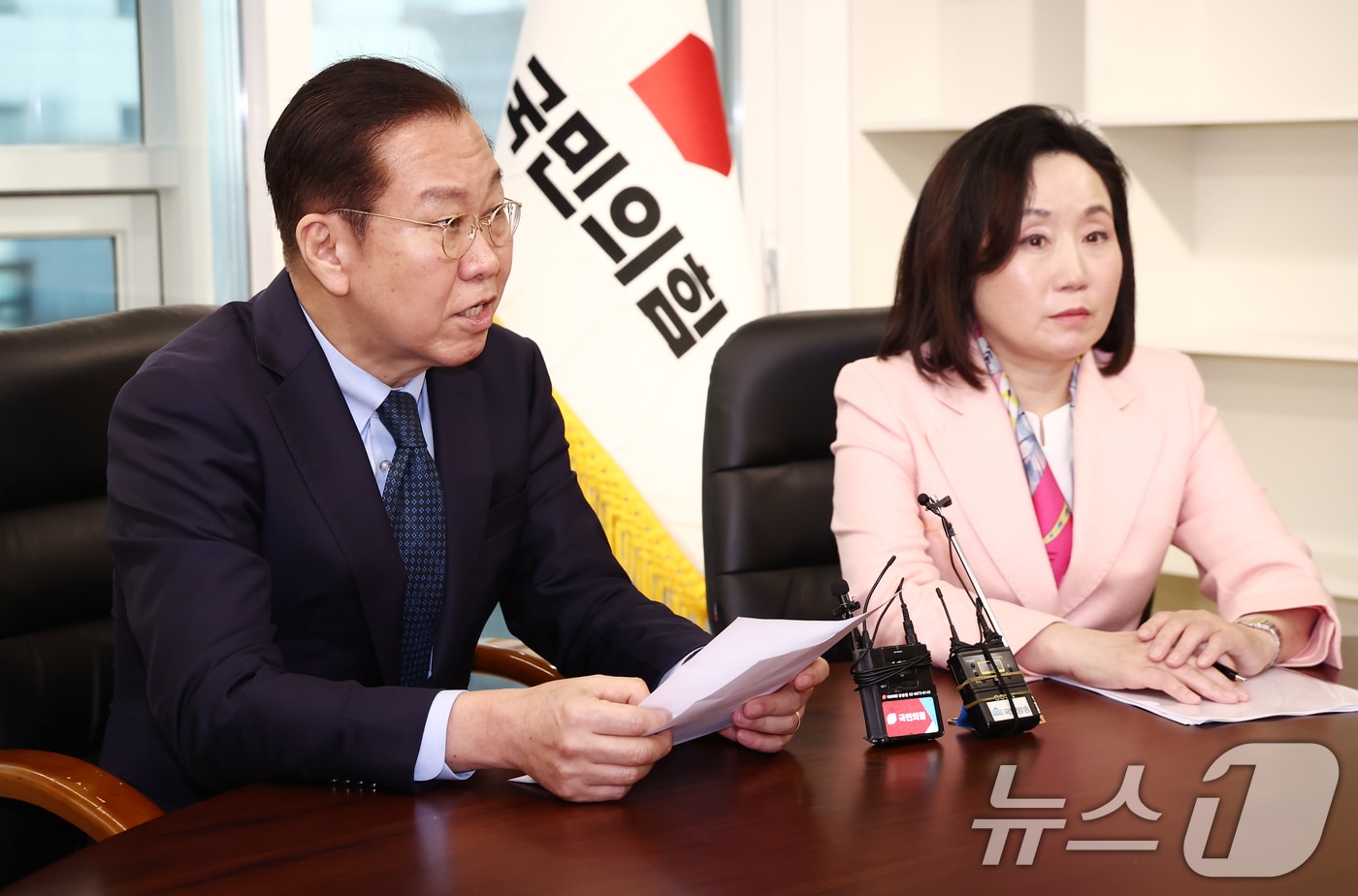 권영세 국민의힘 비상대책위원장이 15일 오후 서울 여의도 중앙당사에서 열린 클린경선소위 공정경선 대책회의에서 발언하고 있다. 오른쪽은 전주혜 소위원장. 2025.4.15/뉴스1 ⓒ News1 김민지 기자