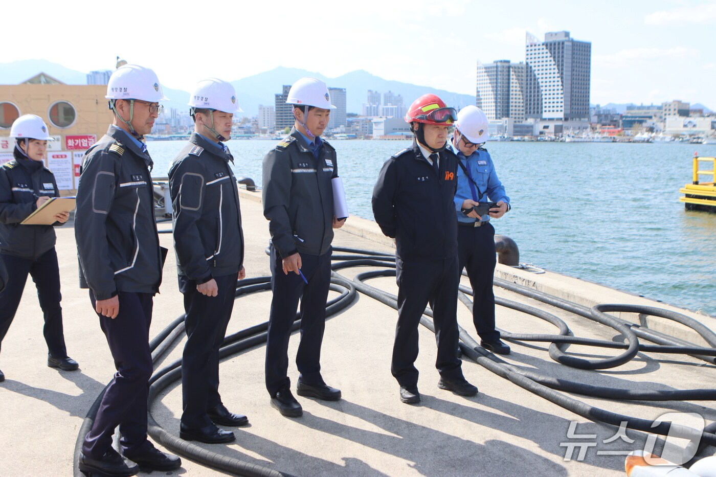속초해양경찰서는 15일 강원 속초시 속초항 기름저장시설에서 집중안전점검을 실시했다.(속초해경 제공, 재판매 및 DB 금지) 2025.4.15/뉴스1