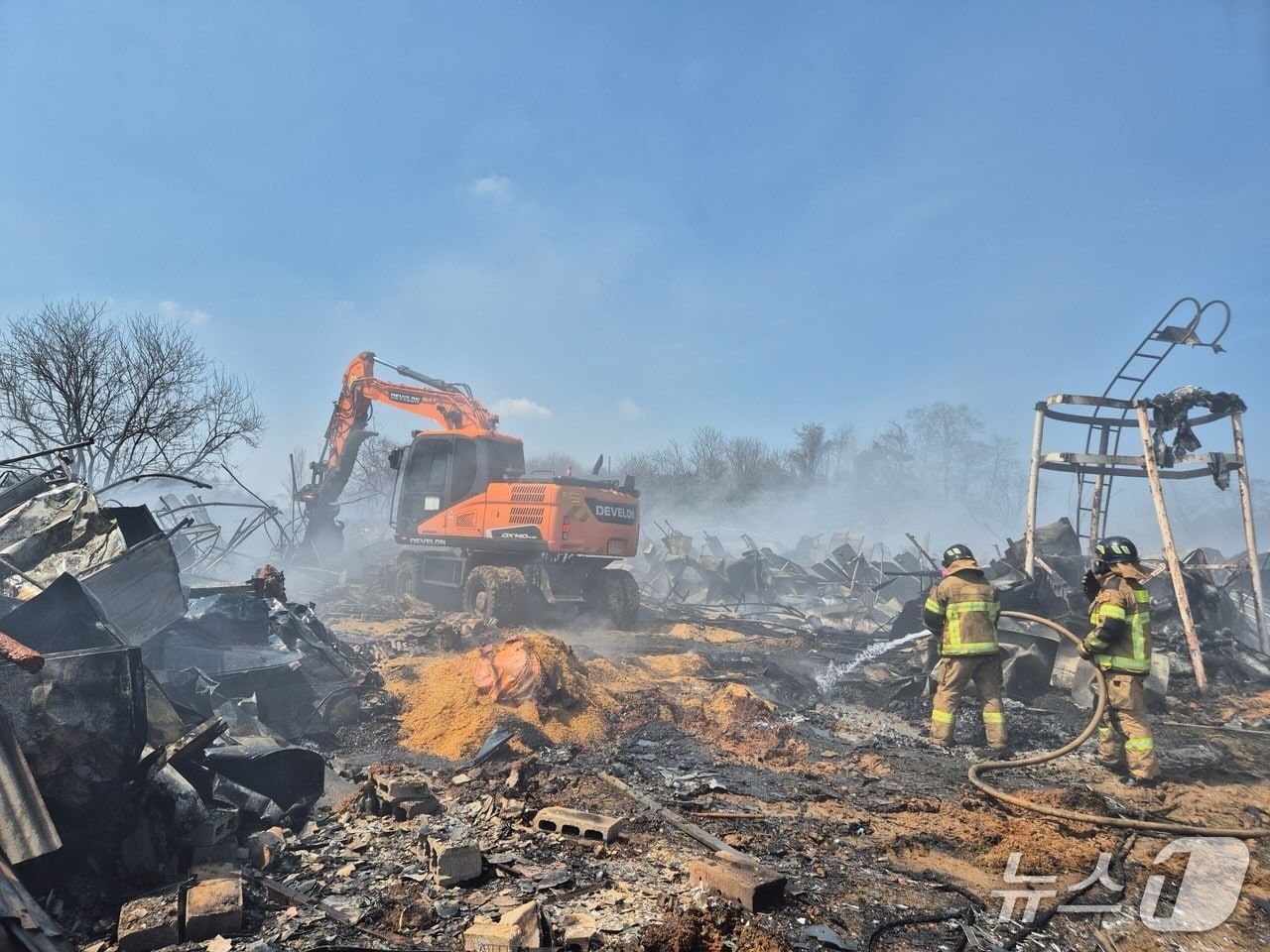 당진 송악읍의 한 양계장에서 불이 나 소방대원들이 잔불을 정리하고 있다. (당진소방서 제공. 재판매 및 DB금지) /뉴스1