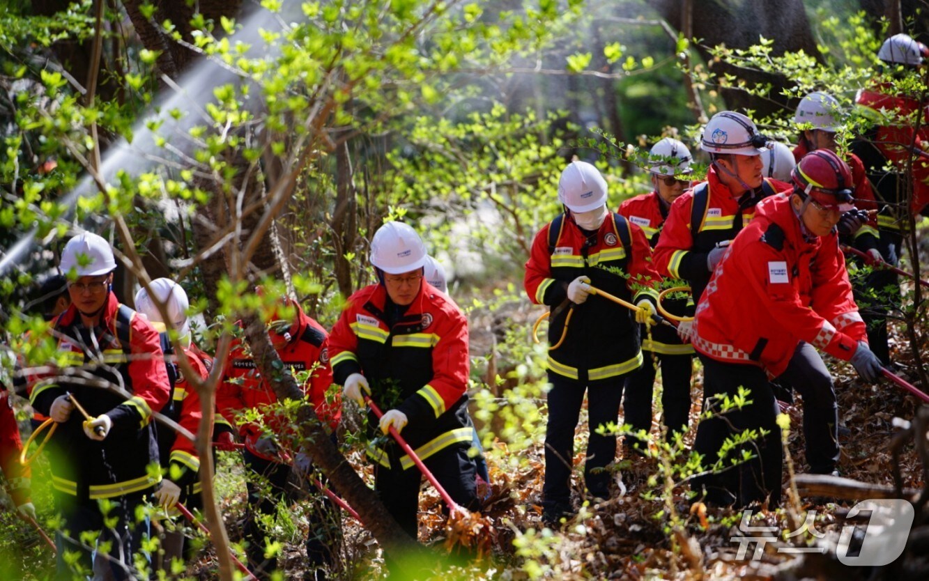 부산시설공단 관계자들이 15일 부산진구 초읍동 어린이대공원 산림 일대에서 산불진화훈련을 하고 있다.2025.4.15.(공단 제공. 재판매 및 DB 금지)