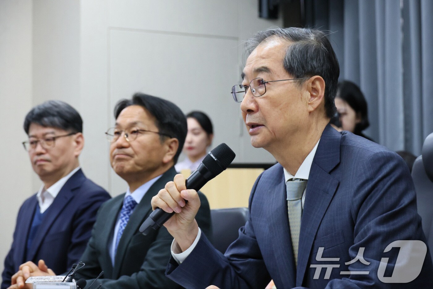 한덕수 대통령 권한대행 국무총리가 15일 광주광역시 서구 기아 오토랜드에서 자동차산업 현장 간담회를 하고 있다. (총리실 제공, 재판매 및 DB 금지) 2025.4.15/뉴스1 ⓒ News1 임세영 기자