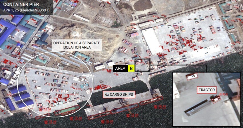 &#39;SI 애널리틱스&#39;&#40;SI Analytics&#41;는 16일 남포항의 석탄 부두에 많은 중장비 차량이 동원된 정황이 확인됐다고 밝혔다. &#40;&#39;NK인사이트&#39; 갈무리&#41;
