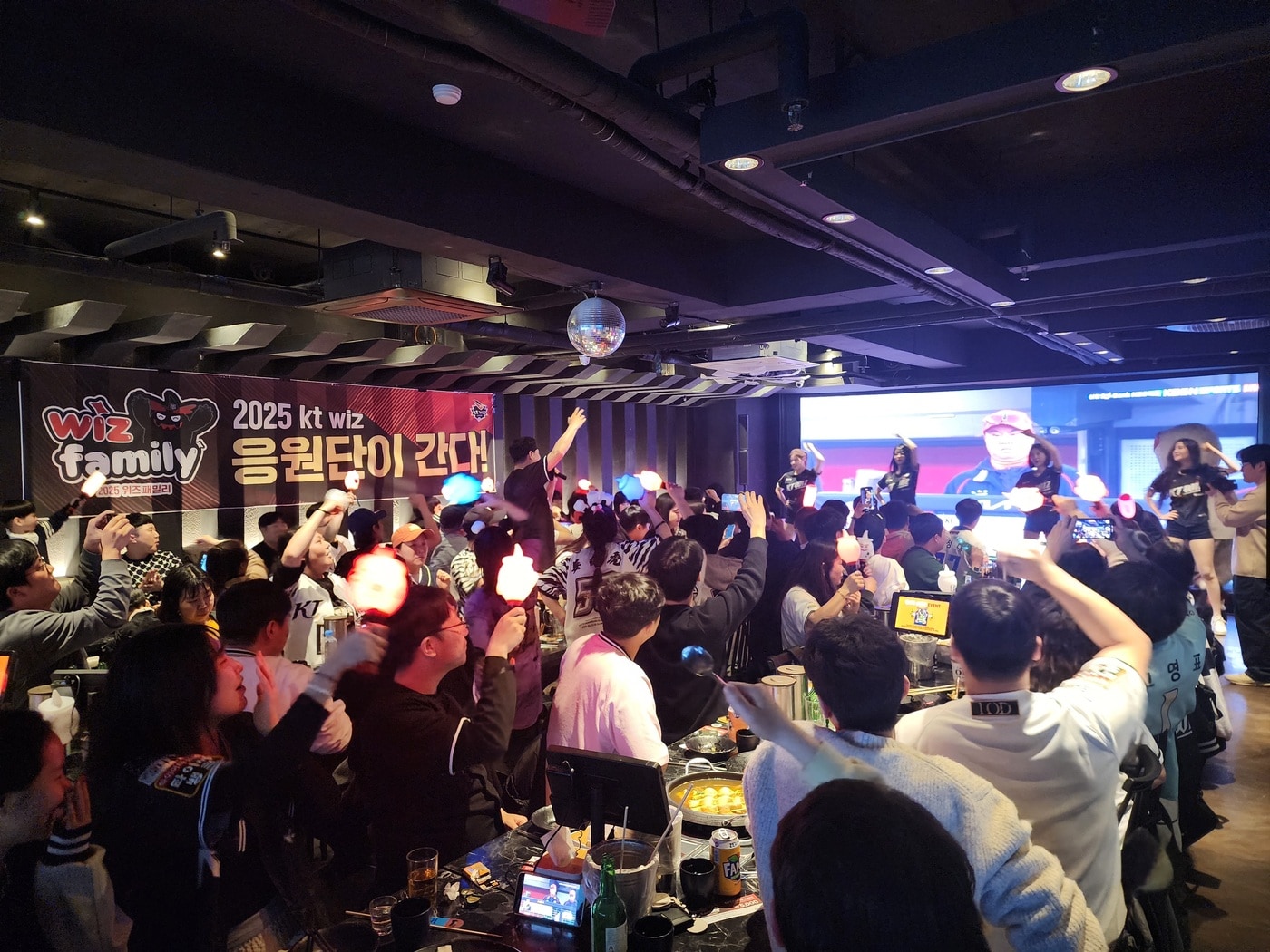 KT 위즈가 KIA 타이거즈 원정경기가 열린 15일 경기 수원의 한 가맹점포에서 '위즈 패밀리 응원단이 간다' 행사를 진행하고 있다. (KT 제공)
