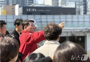 김성수 해운대 구청장이 민원 현장을 찾아 주민 불편 사항을 확인하고 있다.(해운대구청 제공. 재판매 및 DB 금지)