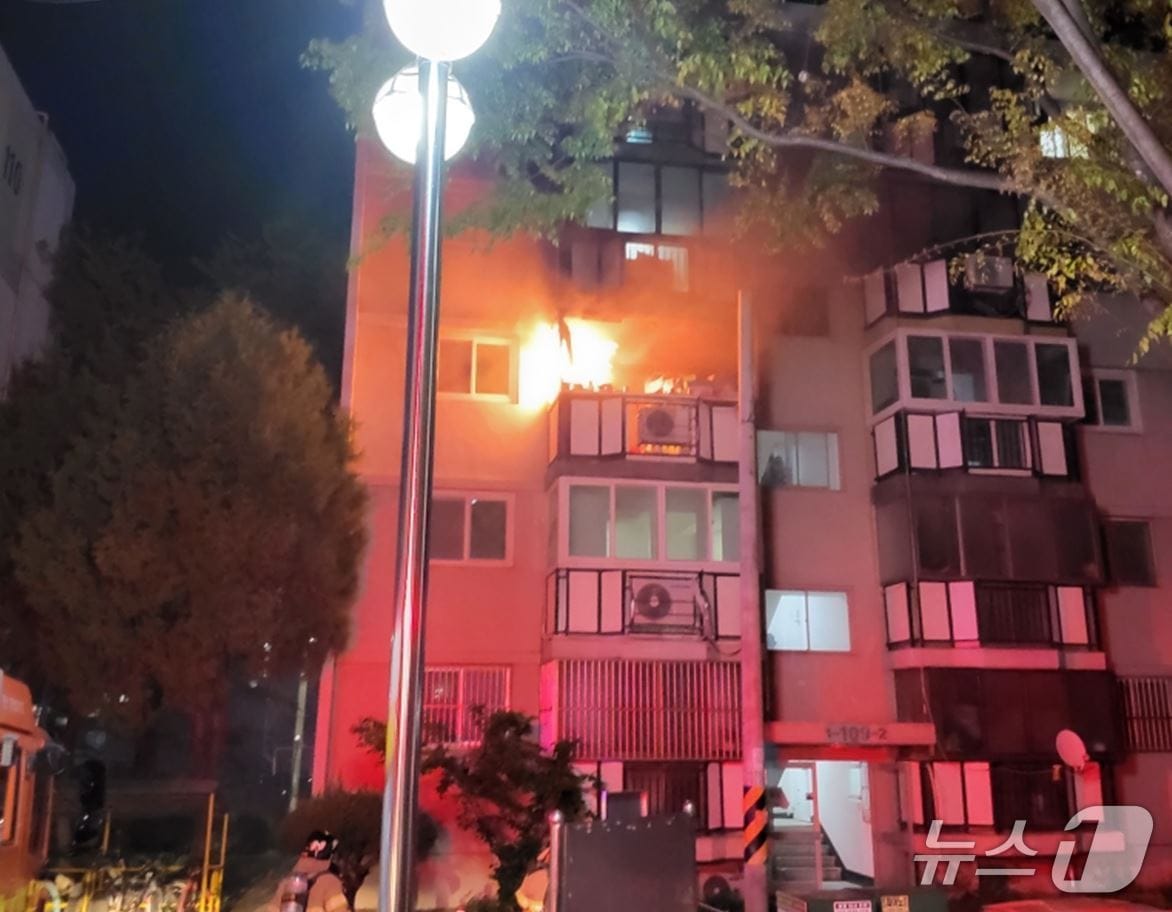 15일 오후 9시 54분쯤 경북 경산시 계양동 5층 아파트 3층에서 불이 났다.(경북소방본부 제공) 2025.4 .16/뉴스1