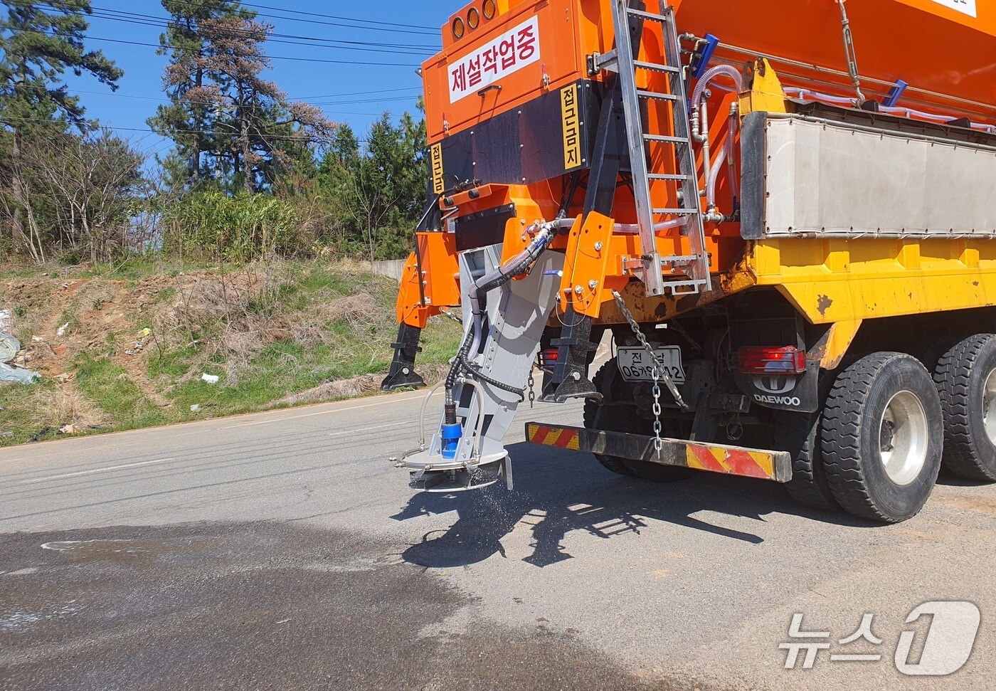제설차량 이용한 구제역 방역 모습.&#40;전남도 제공. 재판매 및 DB금지&#41; 2025.4.16/뉴스1