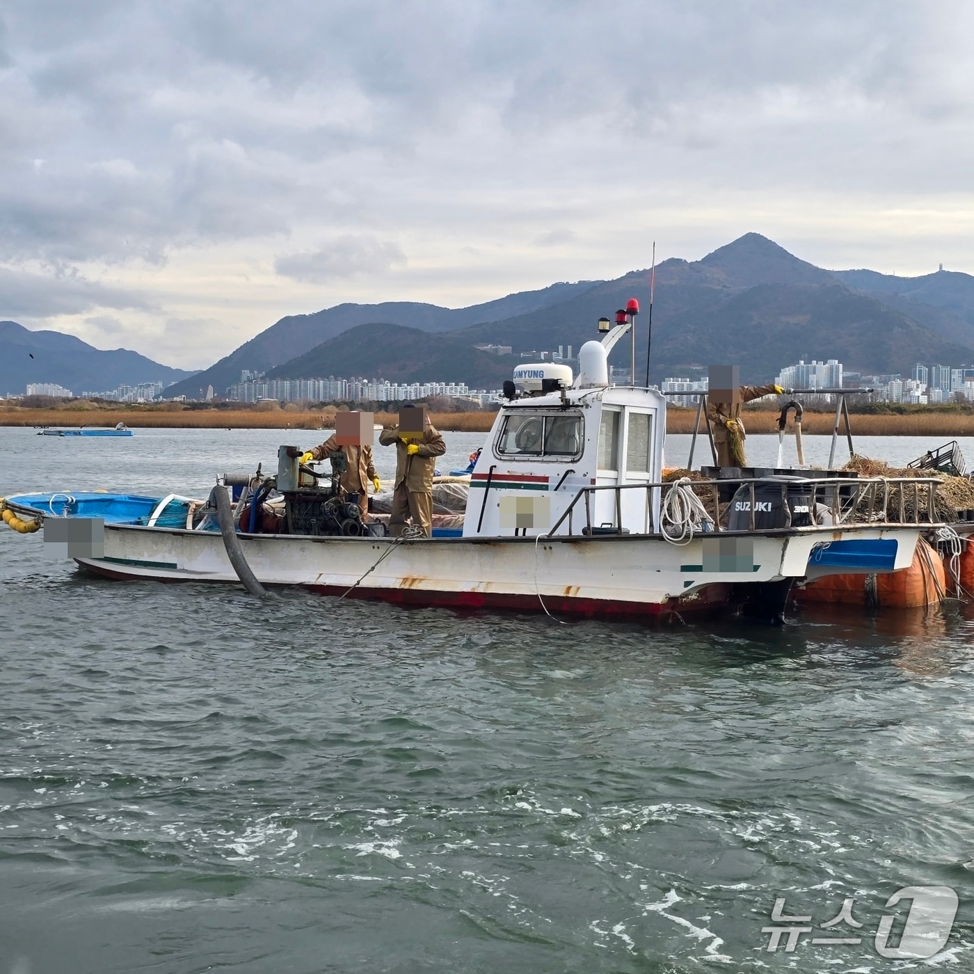 풍랑주의보 발효 중 김양식장 어구를 세척하고 있는 선박이 해경에 적발됐다.(부산해경 제공. 재판매 및 DB 금지)