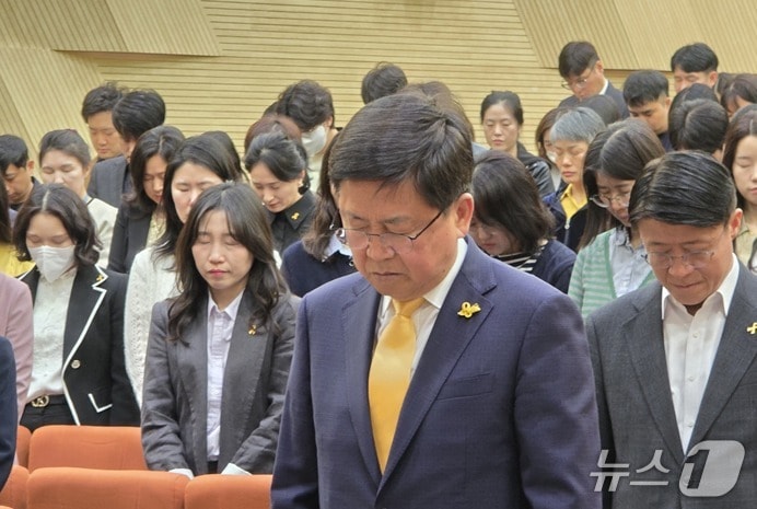 세월호 11주기 기억식에서 묵념하는 최교진 세종교육감. ⓒ News1 장동열 기자