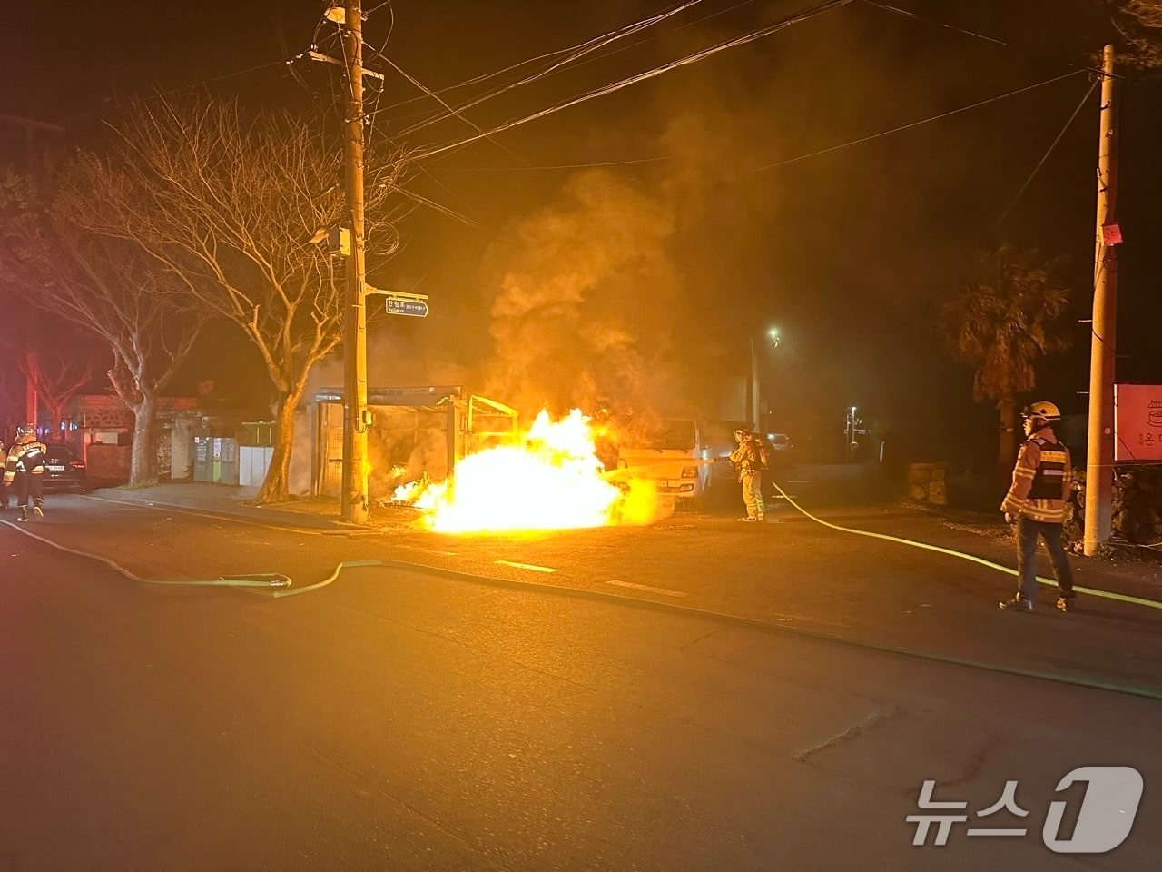 16일 새벽 제주시 한림읍 소재 클린하우스에서 화재가 발생해 소방당국이 진압하고 있다.(제주도소방안전본부 제공. 재판매 및 DB 금지)