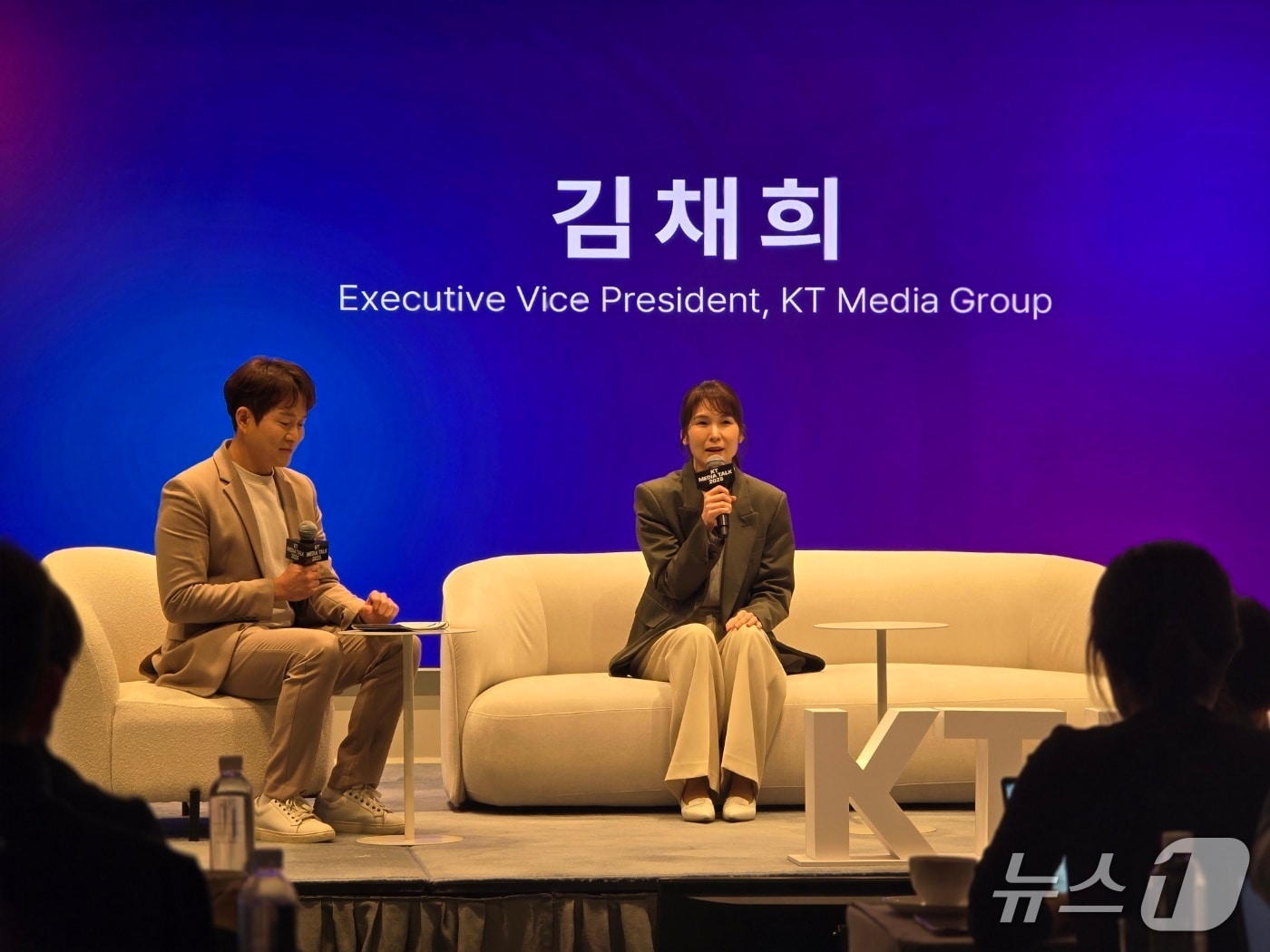 김채희 KT 미디어부문장&#40;전무&#41;이 16일 안다즈 서울 강남 호텔에서 열린 기자간담회에서 인사하고 있다. 2025.4.16/뉴스1 ⓒ 뉴스1 양새롬 기자