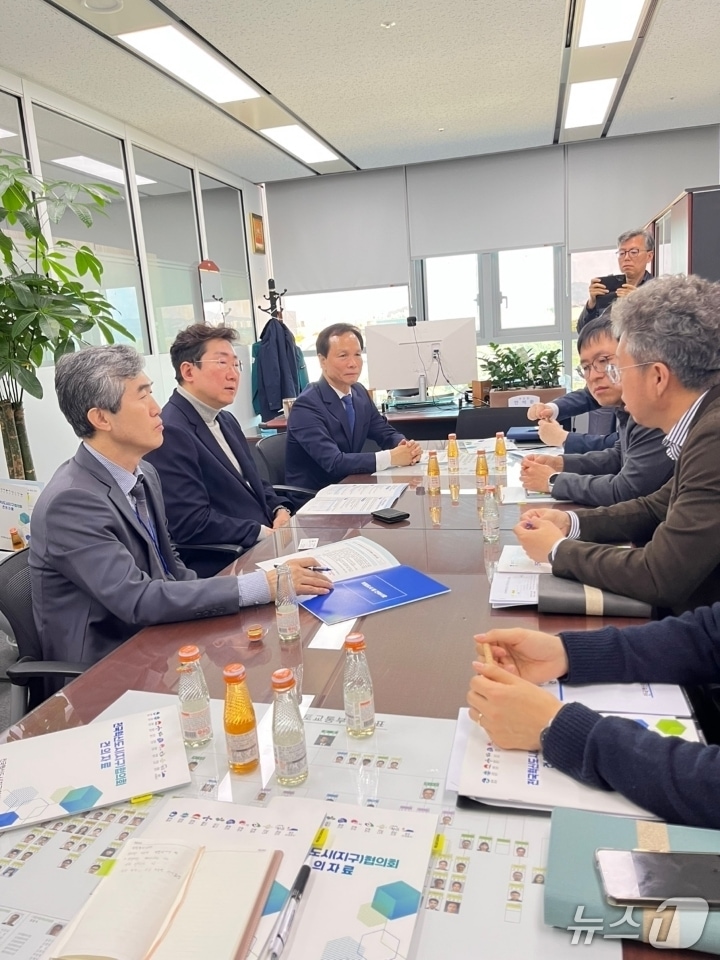 원강수 강원 원주시장을 비롯한 '전국혁신도시(지구)협의회' 임원들이 지난 15일 국토교통부 혁신도시발전추진단을 찾아 공공기관 2차 이전 시 지방 혁신도시에 우선 배치해달라고 건의했다. (원주시 제공. 재판매 및 DB금지) 2025.4.16/뉴스1