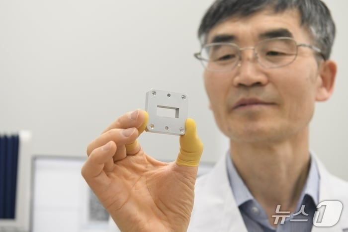 표준과학연구원 연구진이 6G 저궤도 위성 통신용 임피던스 측정표준 개발에 사용한 도파관 표준기를 시연하고 있다. (표준과학연 제공. 재판매 및 DB금지) /뉴스1