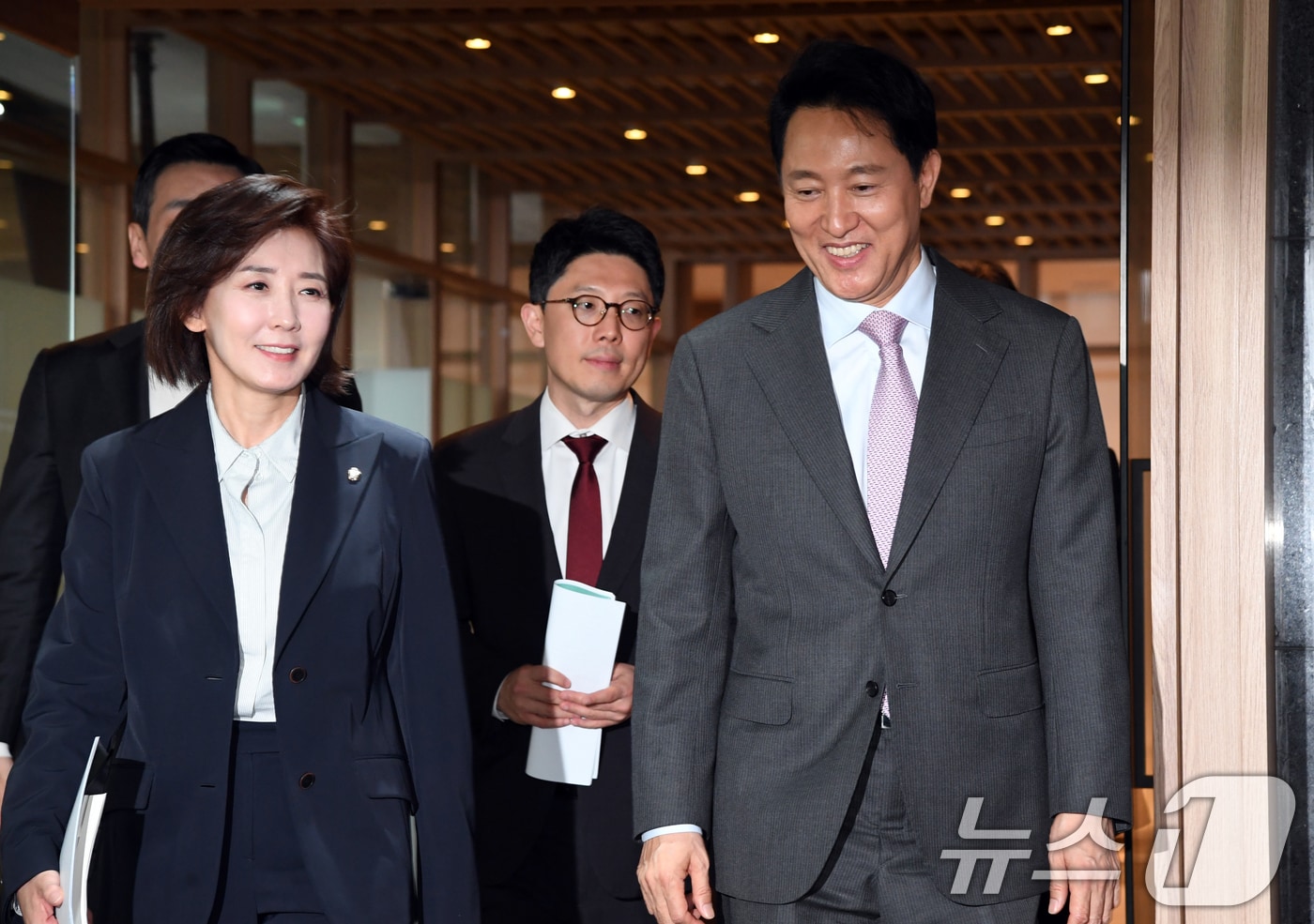 지난 4월 16일 나경원 국민의힘 의원이 서울시청에서 오세훈 시장과 회동을 마치고 나오고 있는 모습. 2025.4.16/뉴스1 ⓒ News1 김명섭 기자