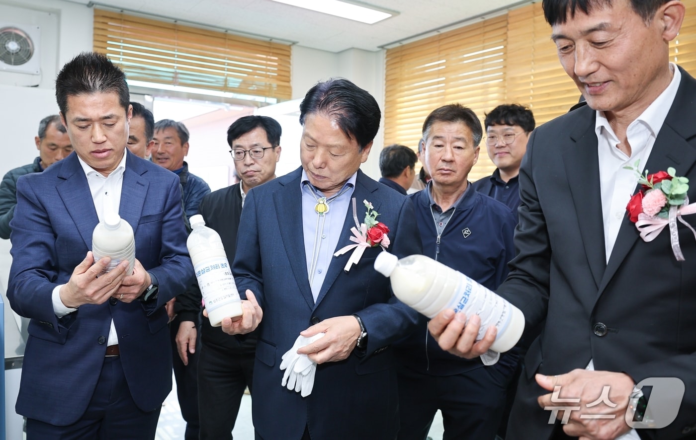 지난 15일 열린 성주군 초유은행 개소식에서 이병환 성주군수 등 내빈들이 초유를 살펴보고 있다. (성주군 제공. 재판매 및 DB금지)) 2025.4.16/뉴스1