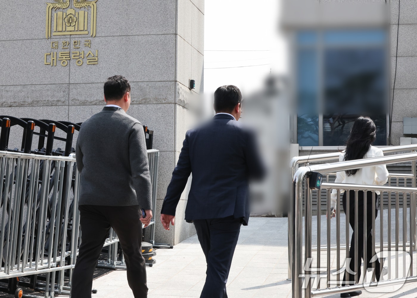 대통령실 압수수색에 나선 경찰 비상계엄 특별수사단이 16일 서울 용산 대통령실 민원실 출입구로 들어서고 있다. 2025.4.16/뉴스1 ⓒ News1 허경 기자