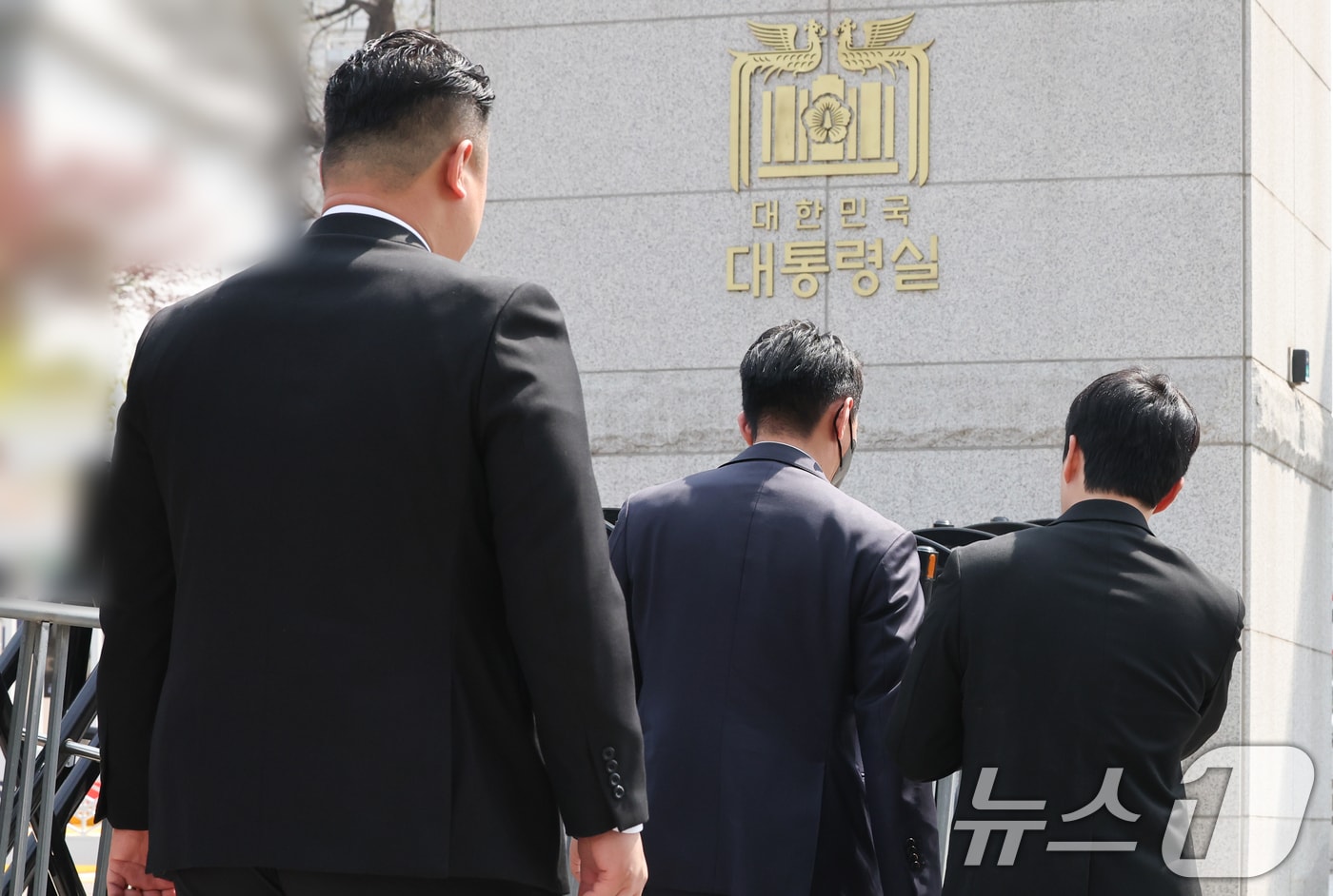 대통령실 압수수색에 나선 경찰 비상계엄 특별수사단이 16일 서울 용산 대통령실 민원실 출입구로 들어서고 있다. 2025.4.16/뉴스1 ⓒ News1 허경 기자