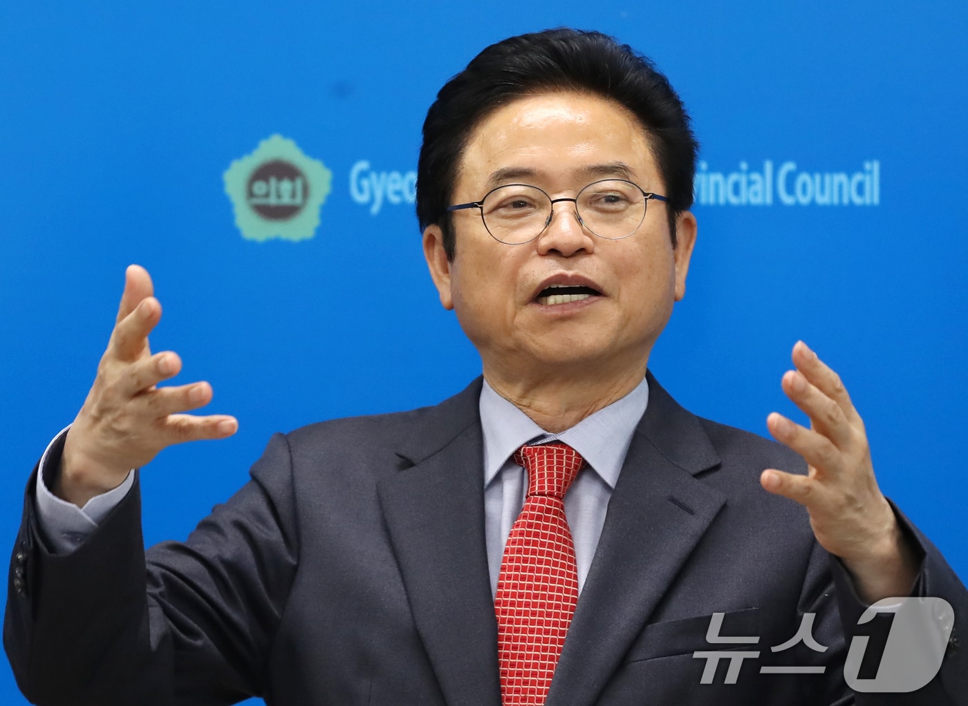 국민의힘 대선 경선에 나선 이철우 경북도지사가 16일 오후 경남 창원시 의창구 경남도의회 브리핑룸에서 경남도 현안 기자회견을 열고 발언하고 있다. 2025.4.16/뉴스1 ⓒ News1 윤일지 기자