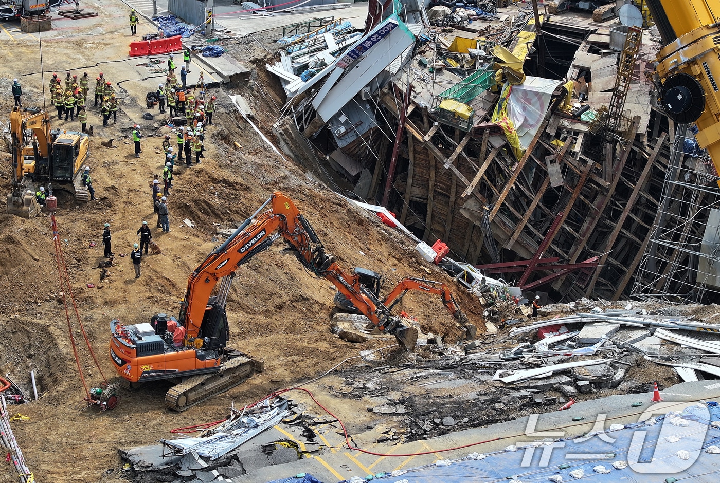 16일 경기 광명시 일직동 신안산선 복선전철 5-2공구 붕괴 현장에서 소방관 등 관계자들이 실종자 수색 작업을 이어가고 있다. 2025.4.16/뉴스1 ⓒ News1 이동해 기자