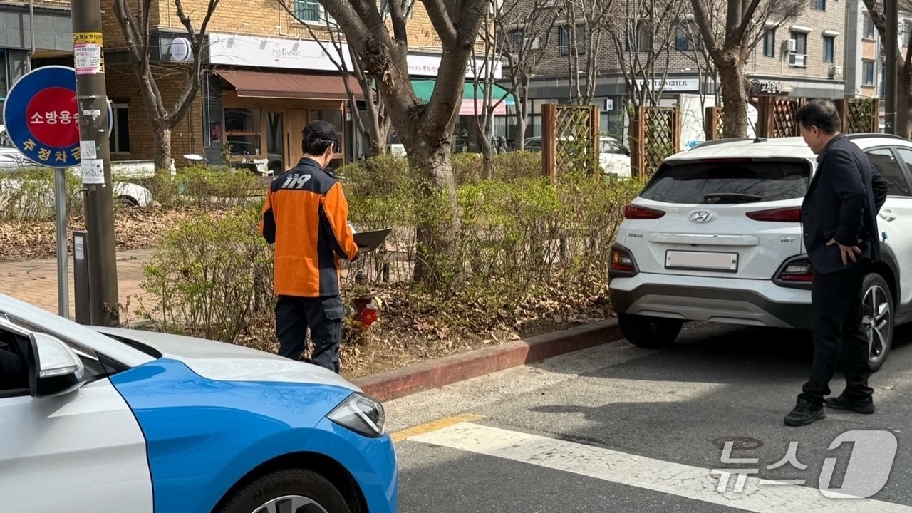 전북자치도소방본부는 16일 전주시와 군산시 일대에서 소방용수시설 주변 불법 주‧정차 차량에 대한 지자체 합동단속을 실시했다고 밝혔다. (전북소방 제공. 재판매 및 DB금지)