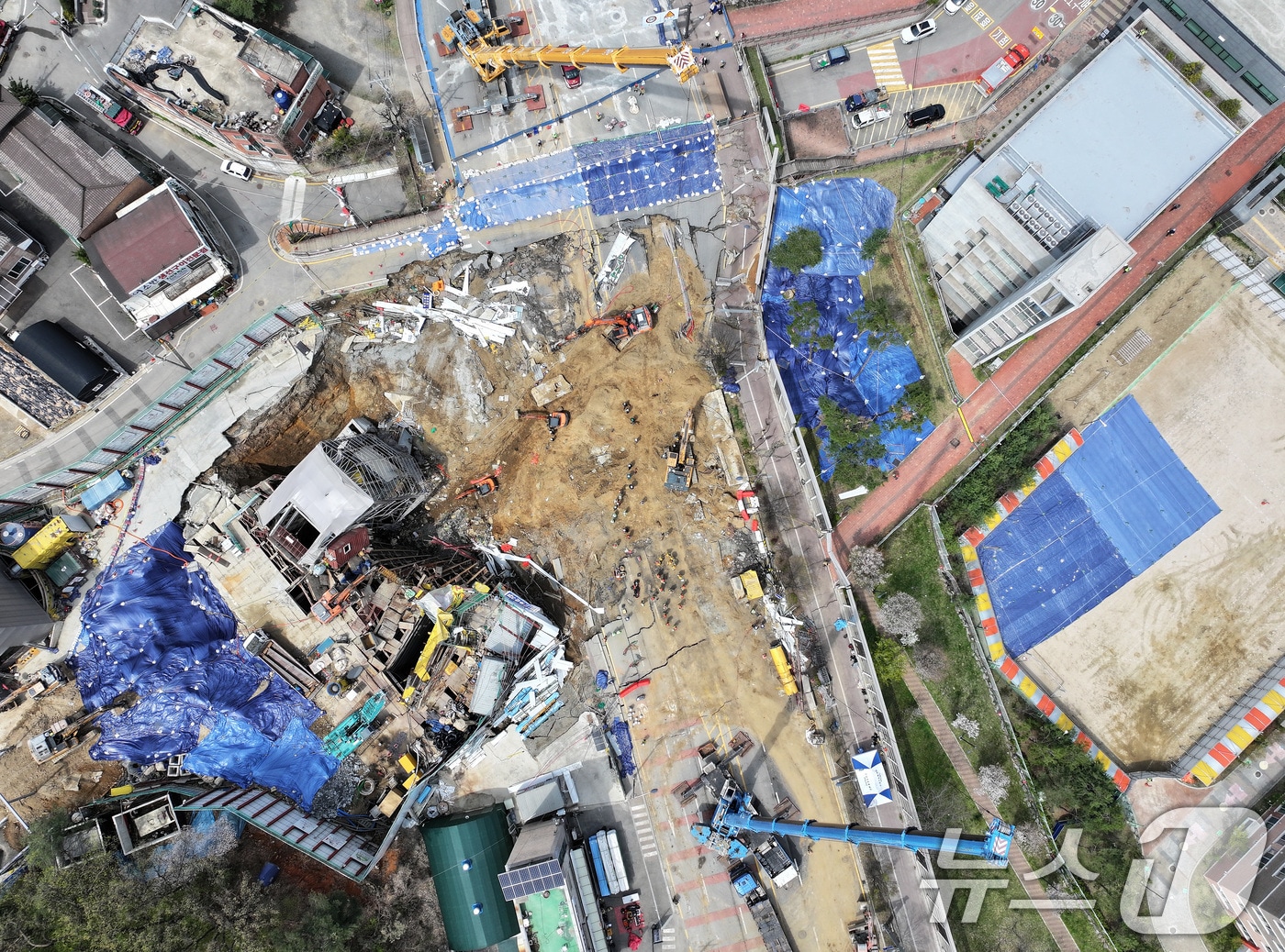 16일 경기 광명시 일직동 신안산선 복선전철 5-2공구 붕괴 현장에서 소방관 등 관계자들이 실종자 수색 작업을 이어가고 있다. 2025.4.16/뉴스1 ⓒ News1 이동해 기자