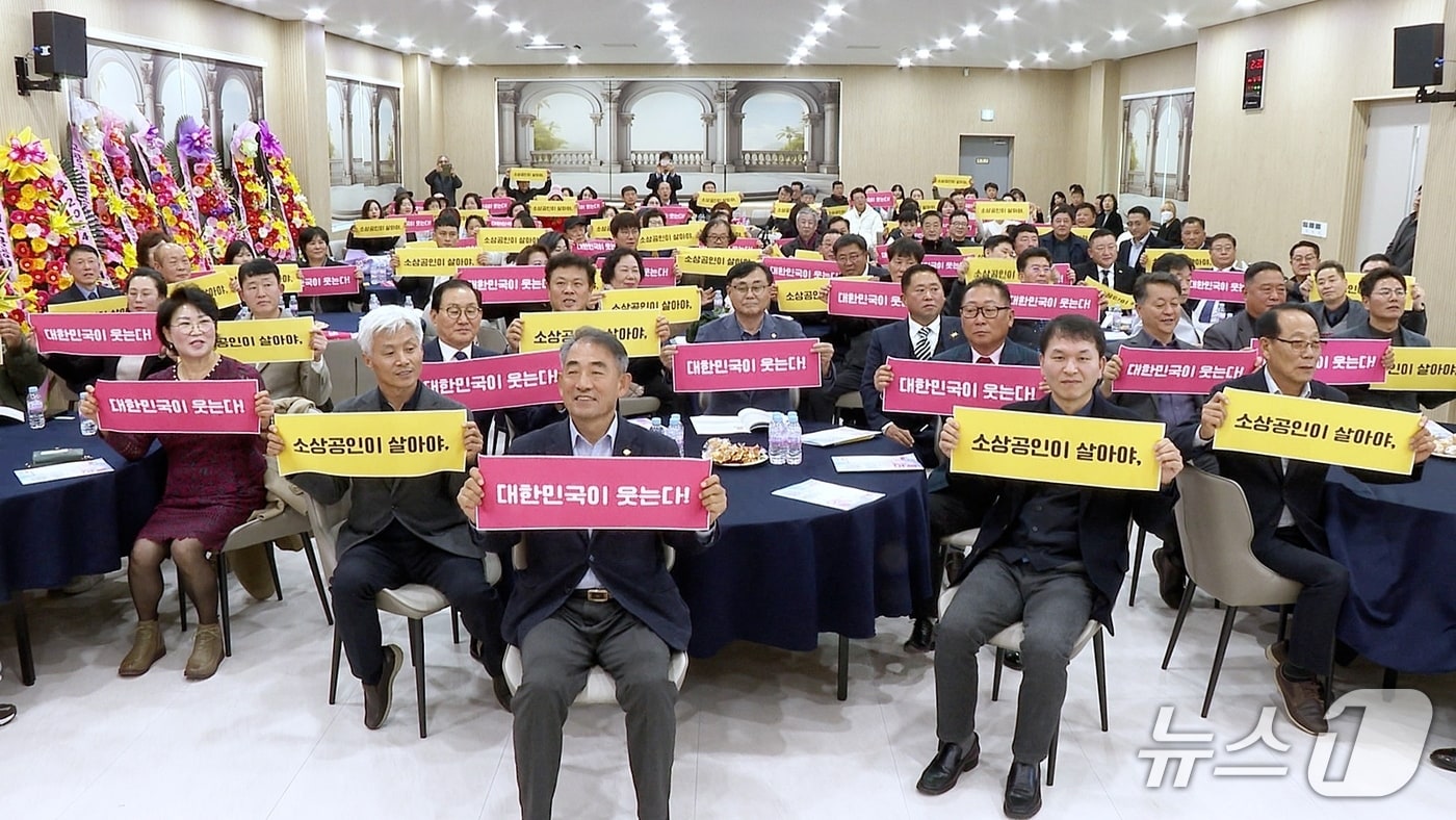 정읍시가 청년 일자리 확대와 지역 내 소비 활성화를 위해 민생안정 대책을 마련하고 추진한다. 정읍시 소상공인의 날 캠페인(정읍시 제공. 재판매 및 DB금지) 