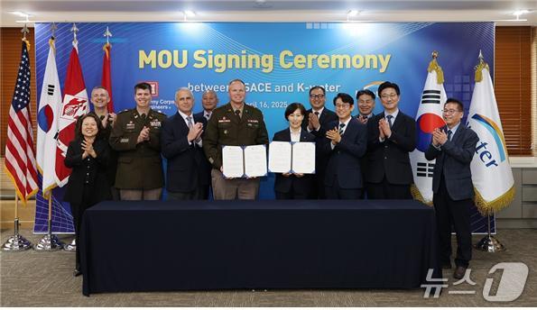 가운데 오른쪽부터 구자영 한국수자원공사 기획부문장, 클리트 괴츠(Clete Goetz) 미육군공병단 태평양 사령부 사령관. (한국수자원공사 제공.재판매 및 DB금지)/뉴스1