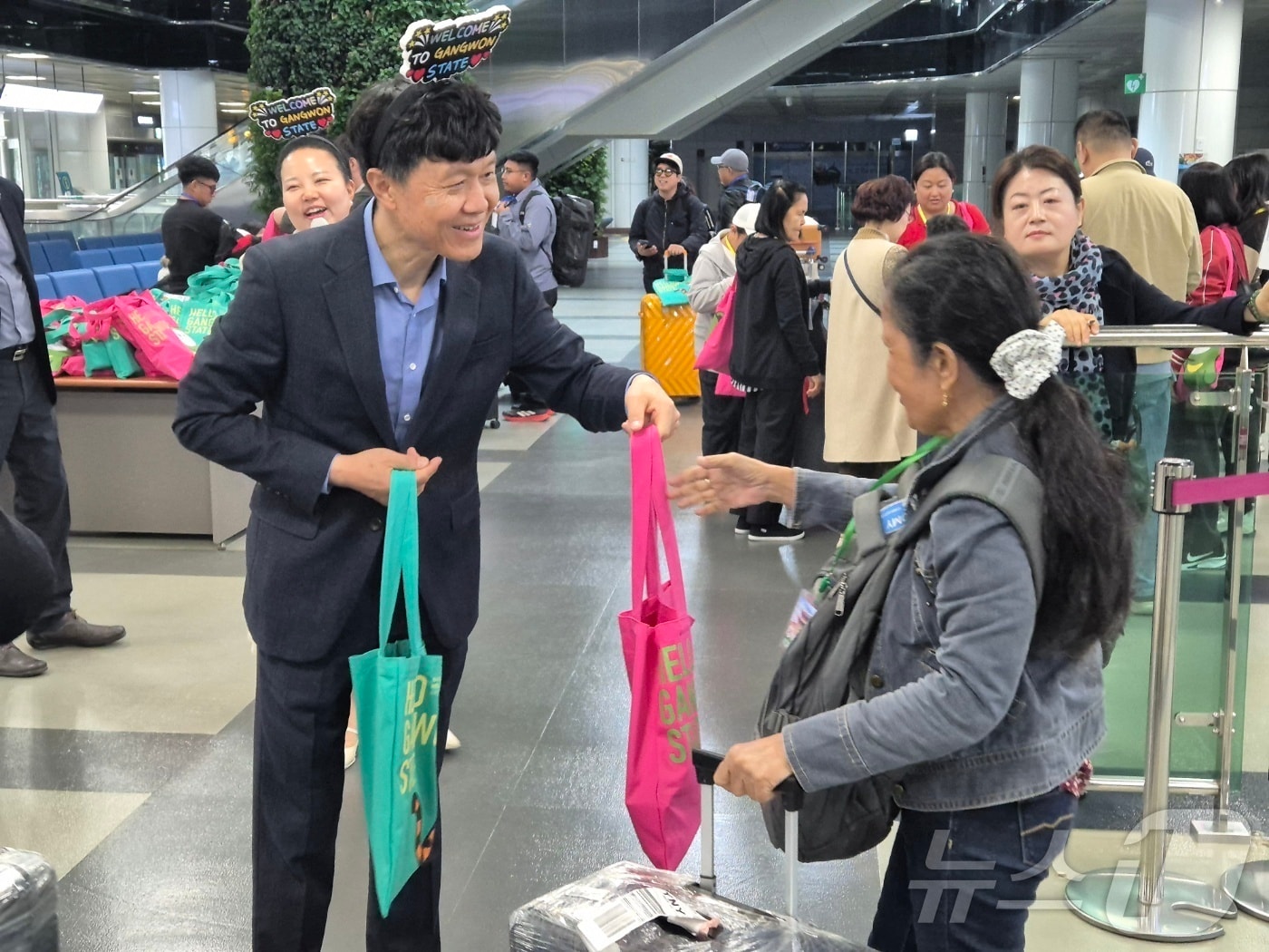 강원도와 강원관광재단이 유치한 필리핀 마닐라~양양 노선 전세기로 양양국제공항에 도착한 필리핀 관광객들에게 손창환 강원도 글로벌본부장이 선물을 건네고 있다.(뉴스1 DB) ⓒ News1 윤왕근 기자