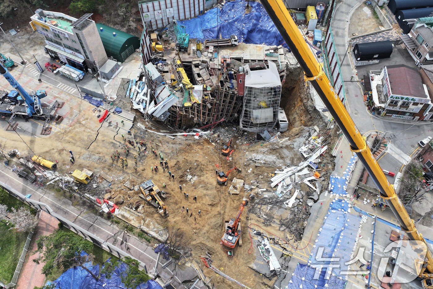 16일 경기 광명시 일직동 신안산선 복선전철 5-2공구 붕괴 현장에서 소방관 등 관계자들이 실종자 수색 작업을 이어가고 있다. 2025.4.16/뉴스1 ⓒ News1 이동해 기자