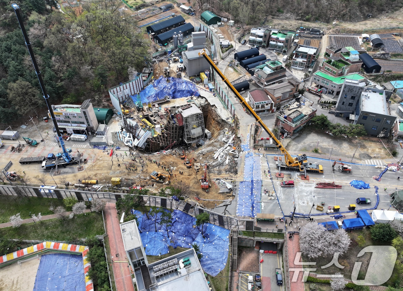 16일 경기 광명시 일직동 신안산선 복선전철 5-2공구 붕괴 현장에서 소방관 등 관계자들이 실종자 수색 작업을 이어가고 있다. 2025.4.16/뉴스1 ⓒ News1 이동해 기자