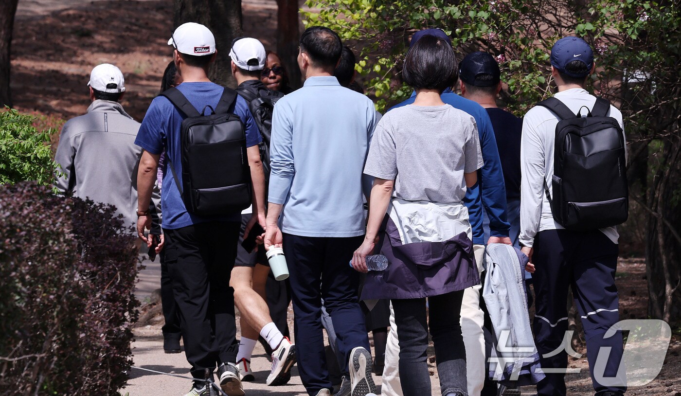 시민들이 겉옷을 든 채 산책하고 있다.(사진은 기사 내용과 무관함) / 뉴스1 ⓒ News1