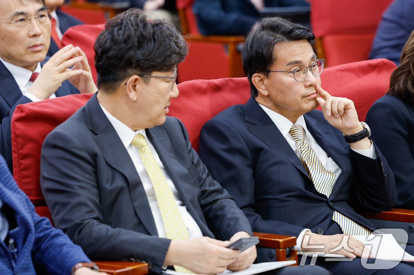 윤상현 국민의힘 의원이 지난 4월 16일 서울 여의도 국회의원회관에서 열린 '헌재·선관위 개혁 어떻게 할 것인가? 헌법개정 토론회'에 참석, 당 지도부인 권성동 원내대표와 대화하고 있다. 2025.4.16/뉴스1 ⓒ News1 안은나 기자