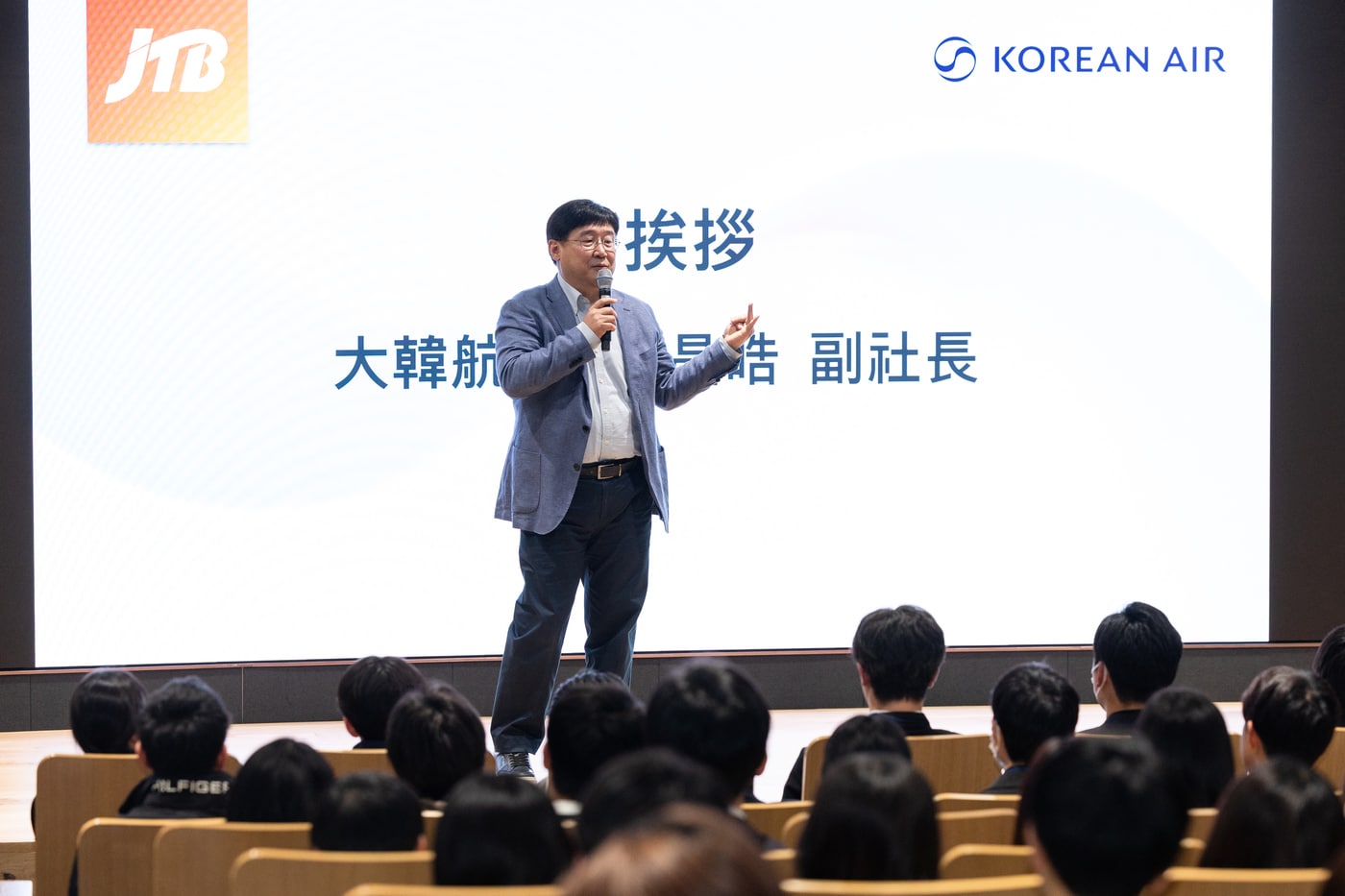 지난 15일 오후 서울 강서구 대한항공 본사에서 열린 견학 행사에서 최정호 대한항공 영업총괄 부사장이 일본 대형 여행사 JTB 신입직원을 대상으로 인사말을 하는 모습(대한항공 제공). 2025.04.15.