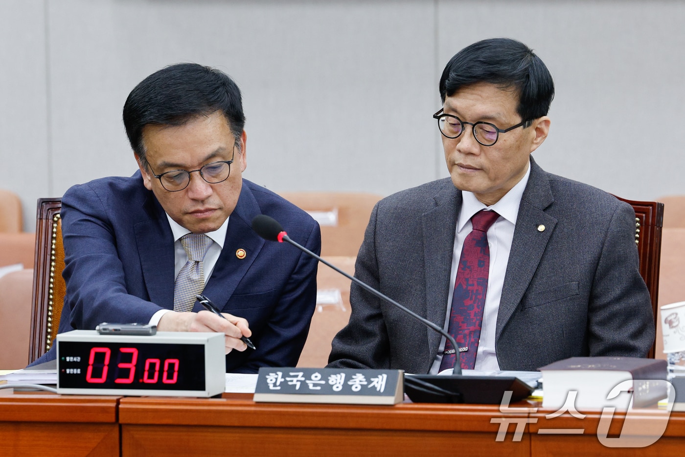 이창용 한국은행 총재(오른쪽)와 최상목 경제부총리 겸 기획재정부 장관과 이창용 한국은행 총재가 16일 오후 서울 여의도 국회 법제사법위원회에서 열린 최 부총리 탄핵소추사건 조사 청문회에 출석해 위원 질의 순서를 보고 있다. 2025.4.16/뉴스1 ⓒ News1 안은나 기자