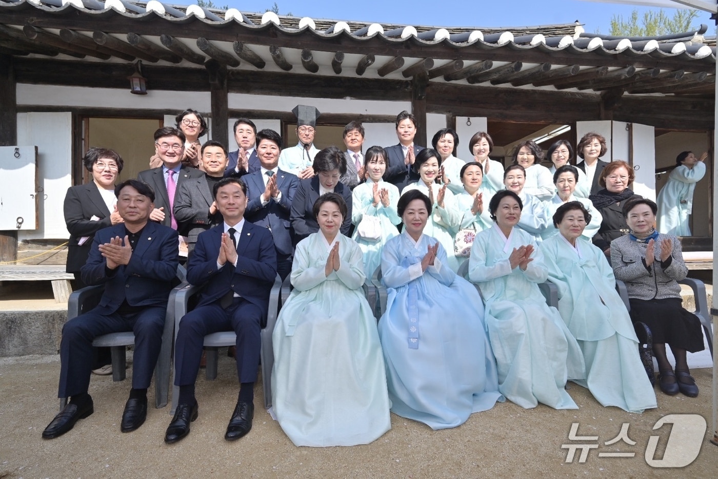 16일 오후 강원 강릉 초당동 허균·허난설헌 기념공원 내 고택에서 열린 '제436주기 난설헌 허초희 추모 헌다례' 봉행식에서 참석자들이 기념촬영을 하고 있다.(강릉시 제공, 재판매 및 DB 금지) 2025.4.16/뉴스1