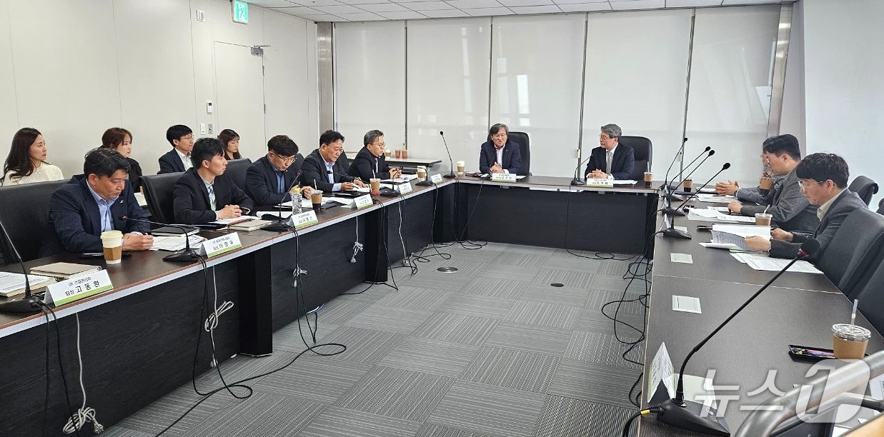 권혁재 조달청 시설사업국장(오른쪽 세번째)이 현장 간담회'에서 공공주택 계약 적기공급과 품질 향상을 위한 방안에 대해 논의하고 있다.조달청 제공.재판매 및 DB금지)/뉴스1