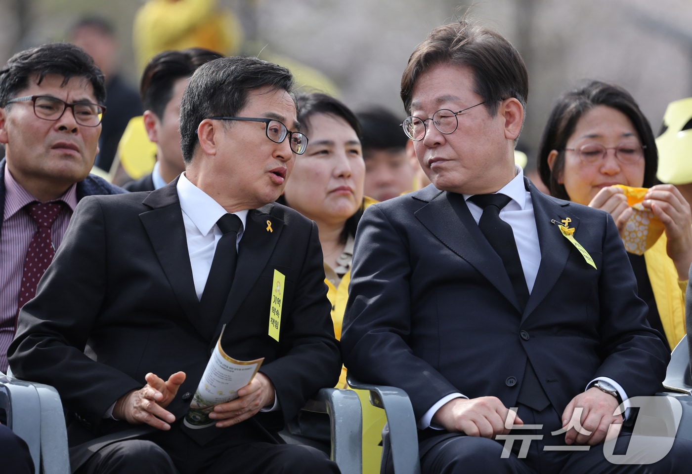 이재명 더불어민주당 전 대표와 김동연 경기도지사가 16일 안산시 단원구 화랑유원지에서 열린 세월호 참사 11주기 기억식에 참석해 대화하고 있다. (공동취재) 2025.4.16/뉴스1 ⓒ News1 김영운 기자
