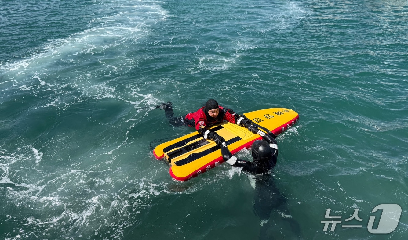 포항해양경찰서 구조대원과 파출소 직원들이 16일 포항 앞바다에서 해양사고 초기 구조 대응력 강화 훈련을 실시했다.(포항해양경찰서 제공, 제판매 및 DB 금지) 2025.4.16/뉴스1 