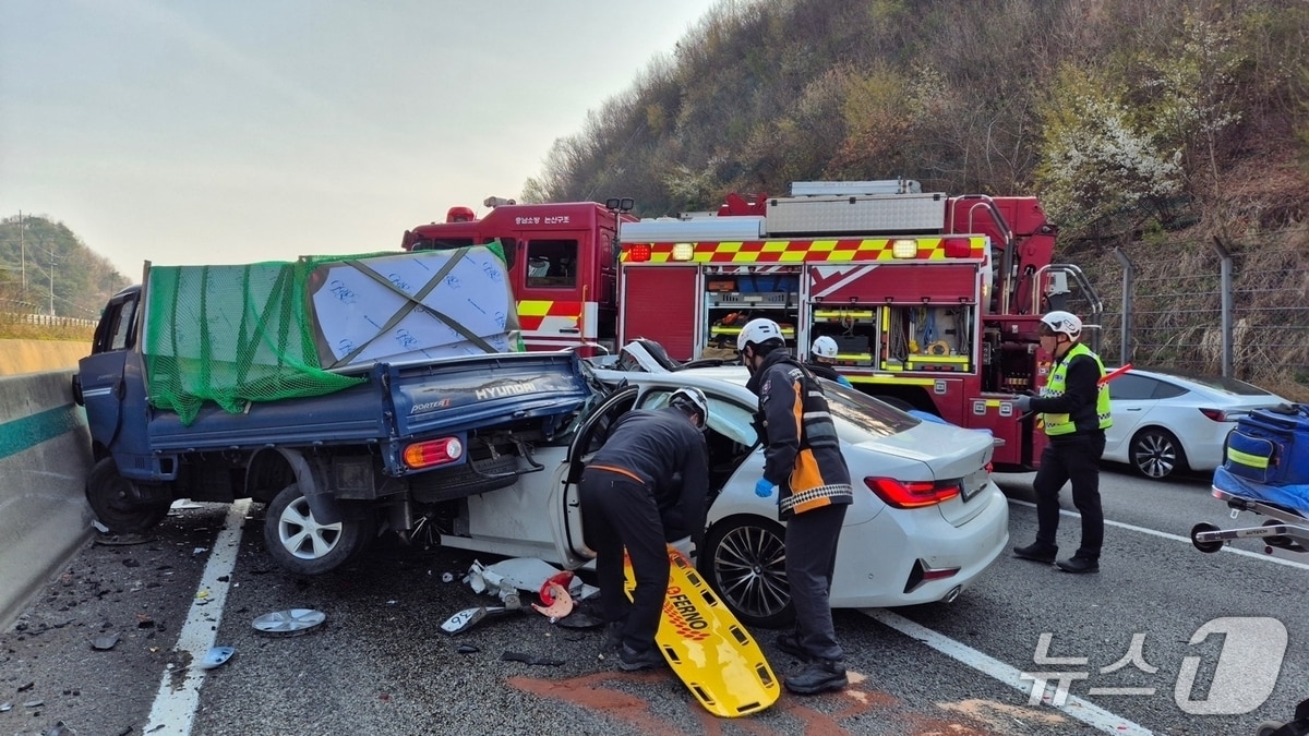 16일 오전 7시 38분께 충남 논산 벌곡면 호남고속도로 상행선 부근에서 화물차와 승용차 등 3중 추돌 사고가 발생해 운전자 1명이 심정지 상태로 병원으로 이송됐으며 2명이 경상을 입고 치료 중이다. (논산소방서 제공. 재판매 및 DB금지) /뉴스1