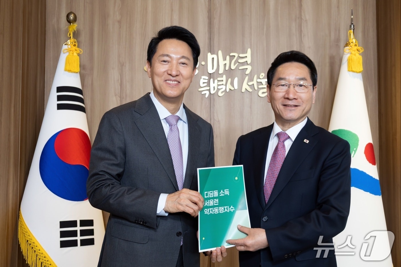 유정복 인천시장이 16일 오세훈 서울시장을 만나 사진을 촬영하고 있다. (유정복 캠프 제공) / 뉴스1