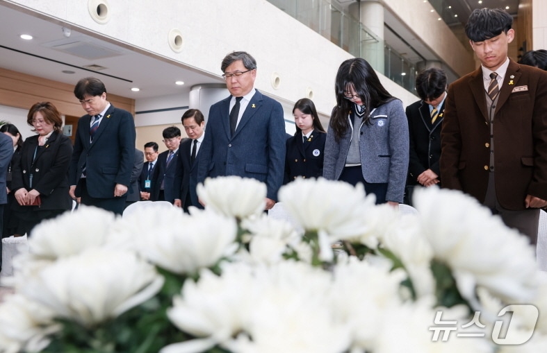 세월호 참사 제11주기 희생자 추념식이 16일 오후, 전북특별자치도교육청 현관에서 개최됐다.(전북교육청 제공, 재판매 및 DB 금지)/뉴스1