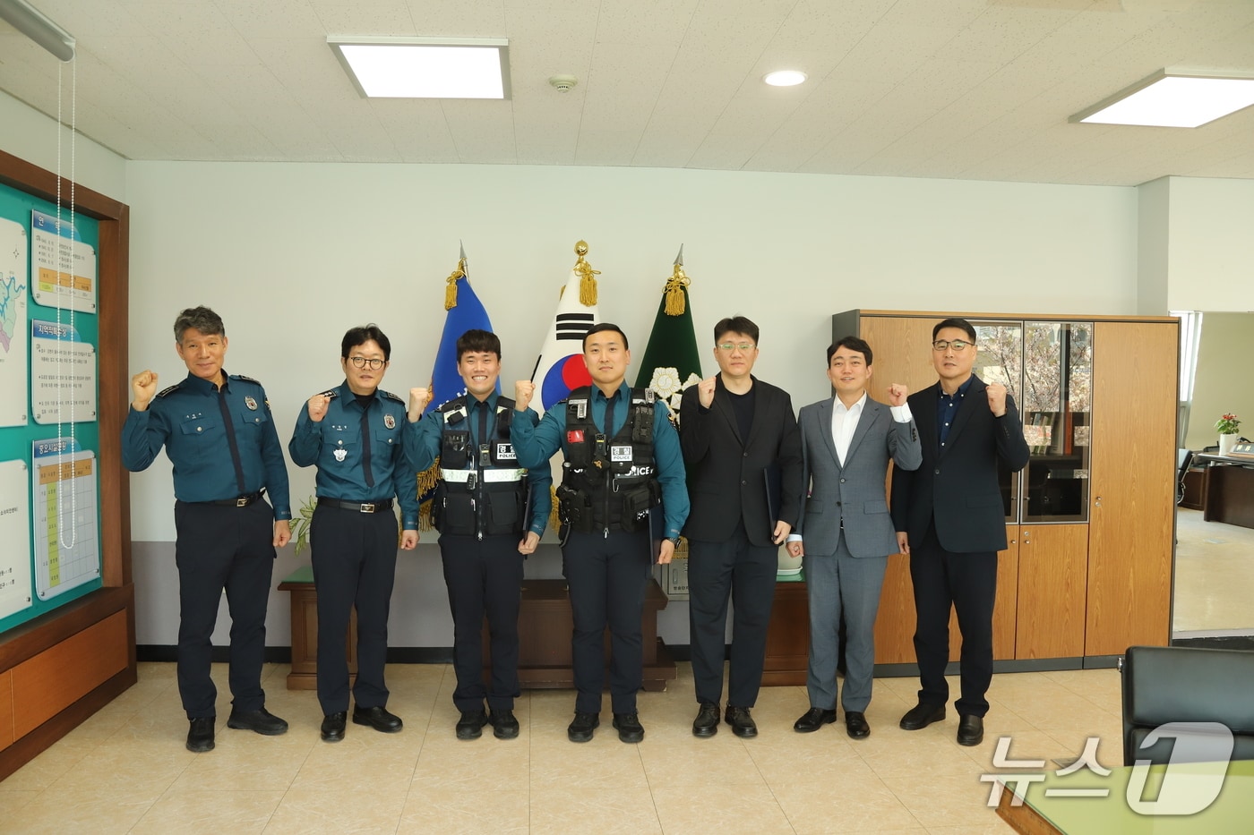 강원 춘천경찰서는 16일 서장 집무실에서 야간차량털이범 검거에 기여한 경장 박성수, 경사 원영진, 춘천시청 공무직 직원 김창욱 씨에게 감사장을 전달한 뒤 기념촬영을 진행했다.(춘천시 제공, 재판매 및 DB금지)