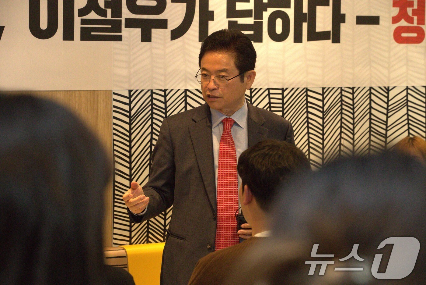 대통령 선거에 출마한 이철우 경북지사는 16일 저녁 6시 부산 해운대를 방문해 햄버거가게에서 햄버거와 콜라를 자유롭게 먹으며 지역 청년들과 간담회를 가졌다. 2025.4.16/뉴스1 신성훈 기자