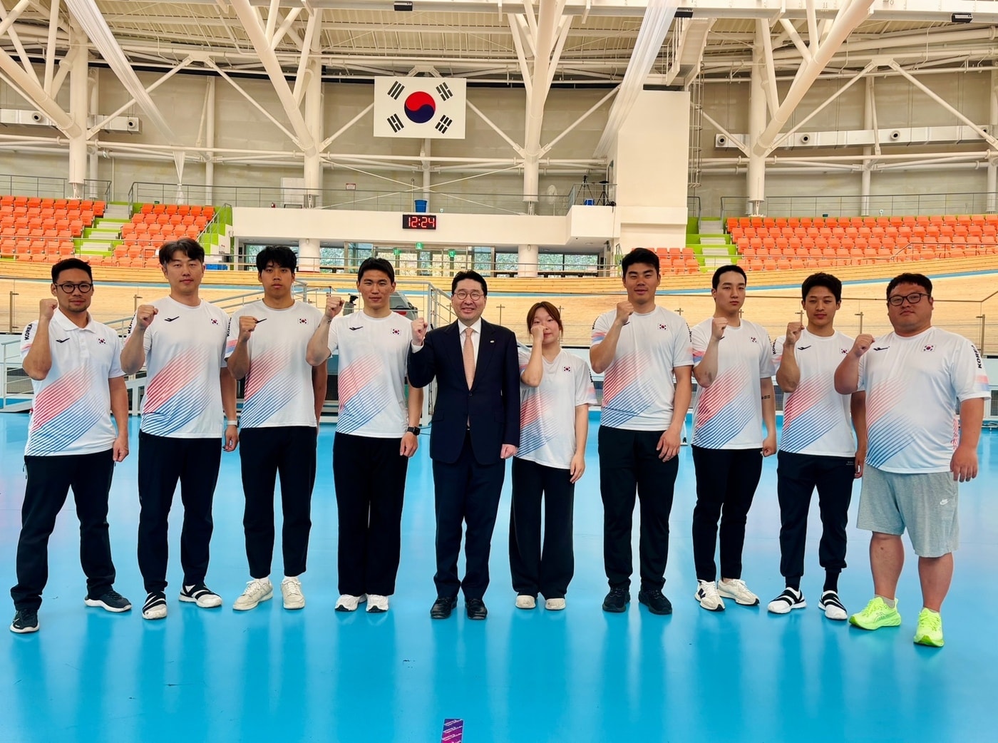 이상현 대한체육회 행정감사 겸 대한사이클연맹 회장은 16일 진천선수촌을 방문해 사이클 국가대표선수단을 만났다.(대한사이클연맹 제공)